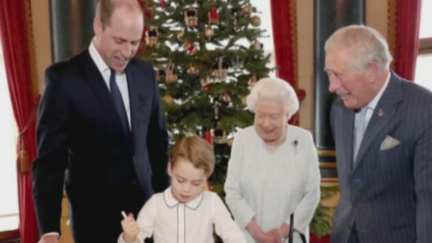 Las contradicciones detrás de la foto de la familia real británica cocinando pudín para veteranos de guerra